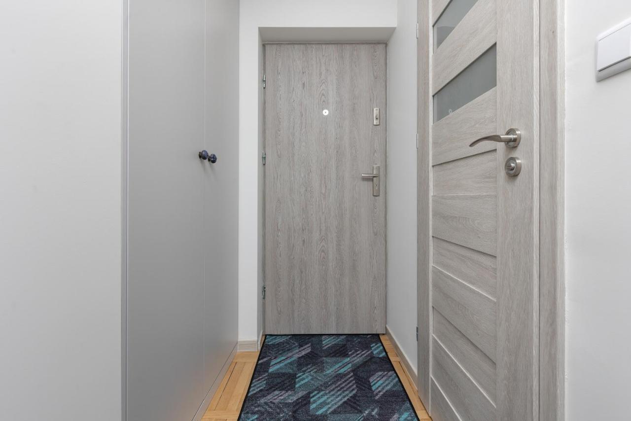 Cozy And Comfortable Wola Apartment By Noclegi Renters Varşovia Exterior foto